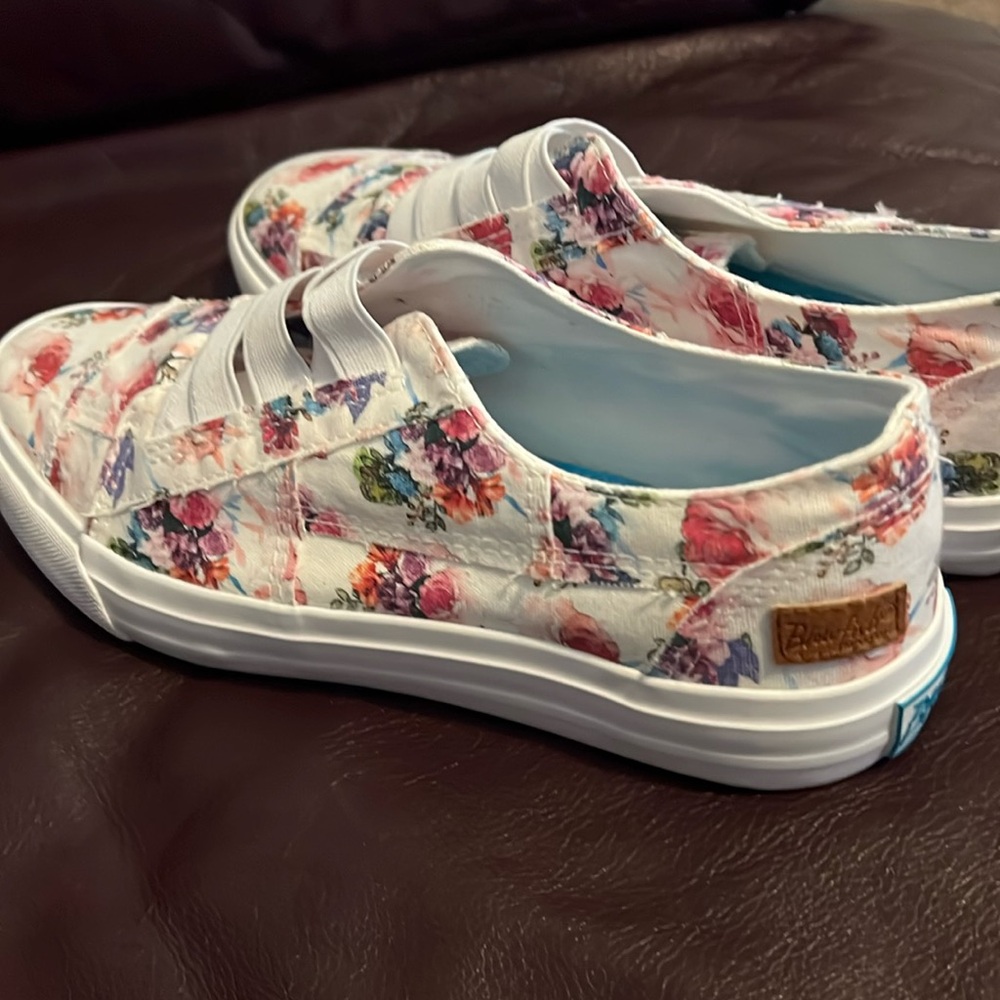 Used Women’s Blowfish Malibu casual slippers size 8.5 - floral print!